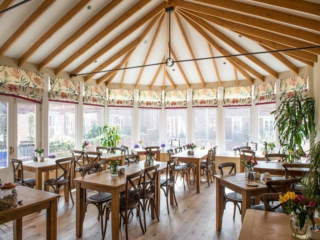 Bed and Breakfast Darwin'S Townhouse Shrewsbury Zewnętrze zdjęcie The restaurant at the National Motor Museum