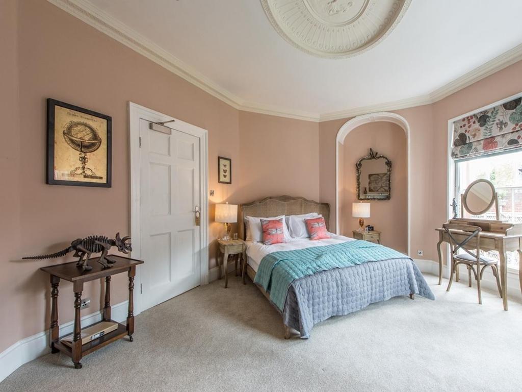 Bed and Breakfast Darwin'S Townhouse Shrewsbury Zewnętrze zdjęcie The bedroom of the 18th-century house
