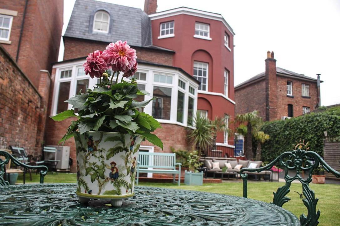 Bed and Breakfast Darwin'S Townhouse Shrewsbury Zewnętrze zdjęcie The garden of the former school