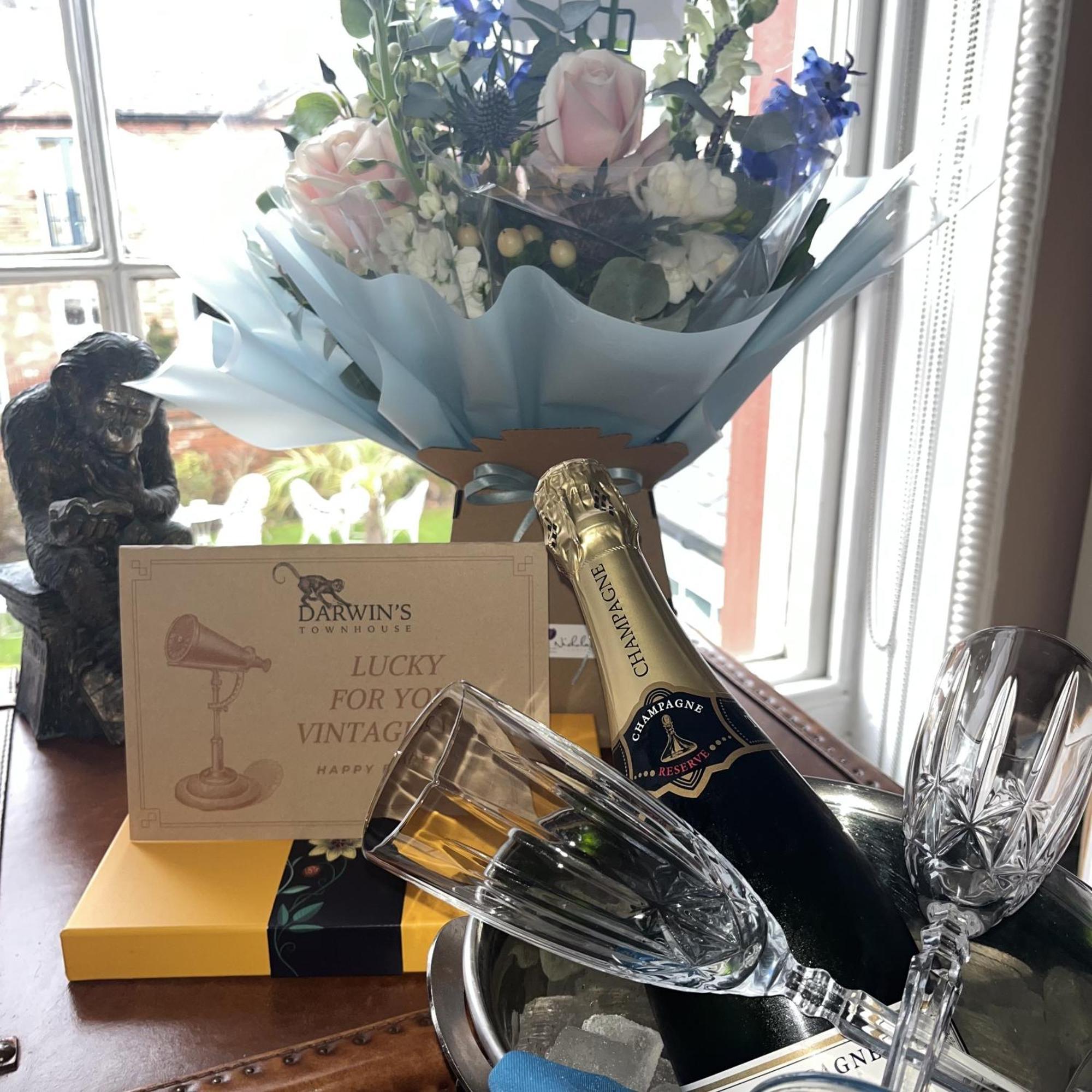 Bed and Breakfast Darwin'S Townhouse Shrewsbury Zewnętrze zdjęcie A bottle of Dom Pérignon