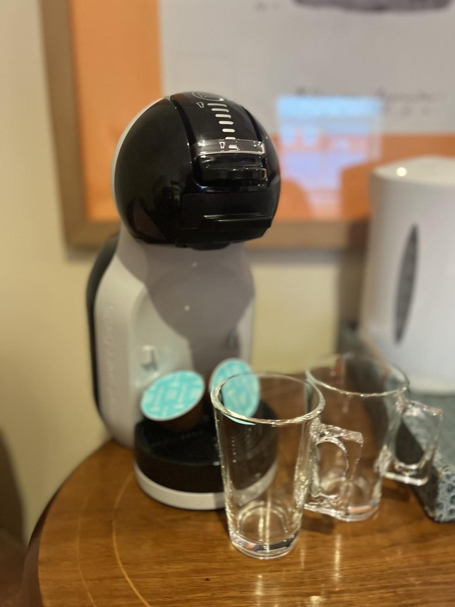 Bed and Breakfast Darwin'S Townhouse Shrewsbury Pokój zdjęcie A Dolce Gusto coffee machine