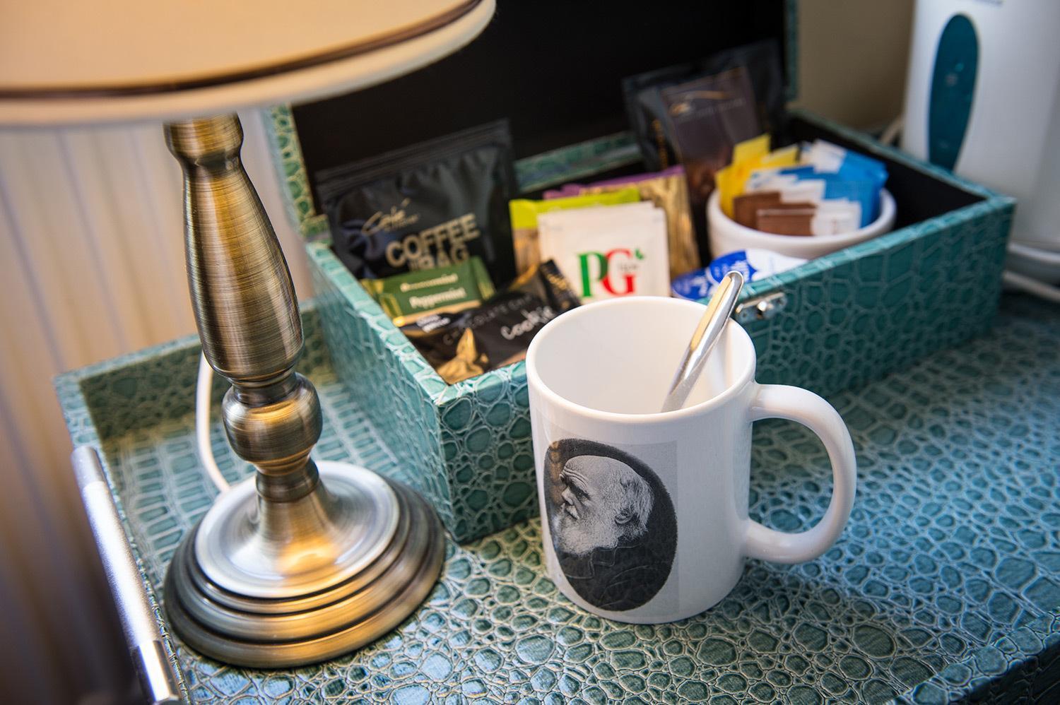 Bed and Breakfast Darwin'S Townhouse Shrewsbury Pokój zdjęcie A coffee and tea tray in a hotel room