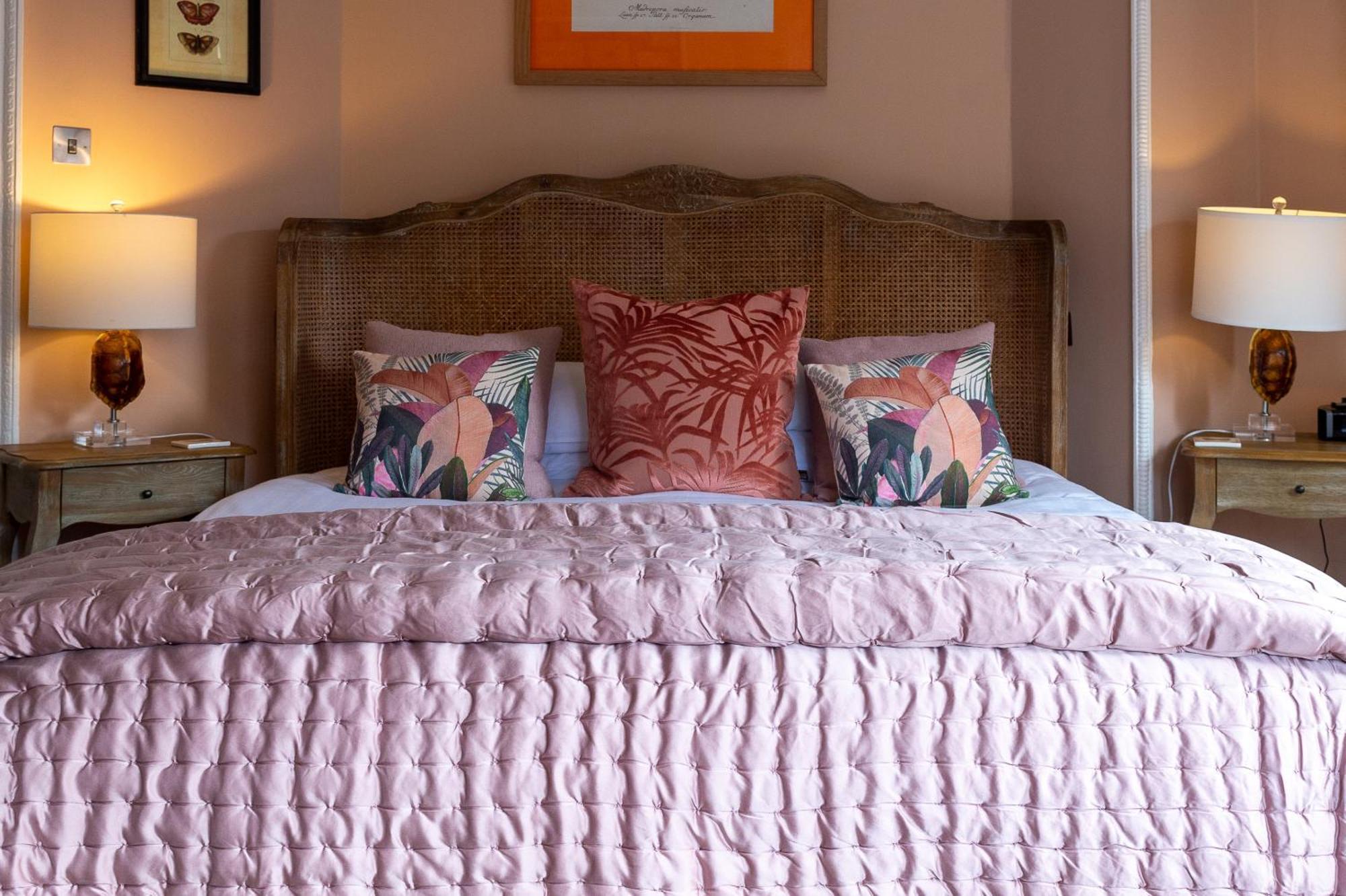 Bed and Breakfast Darwin'S Townhouse Shrewsbury Pokój zdjęcie A bed with a duvet