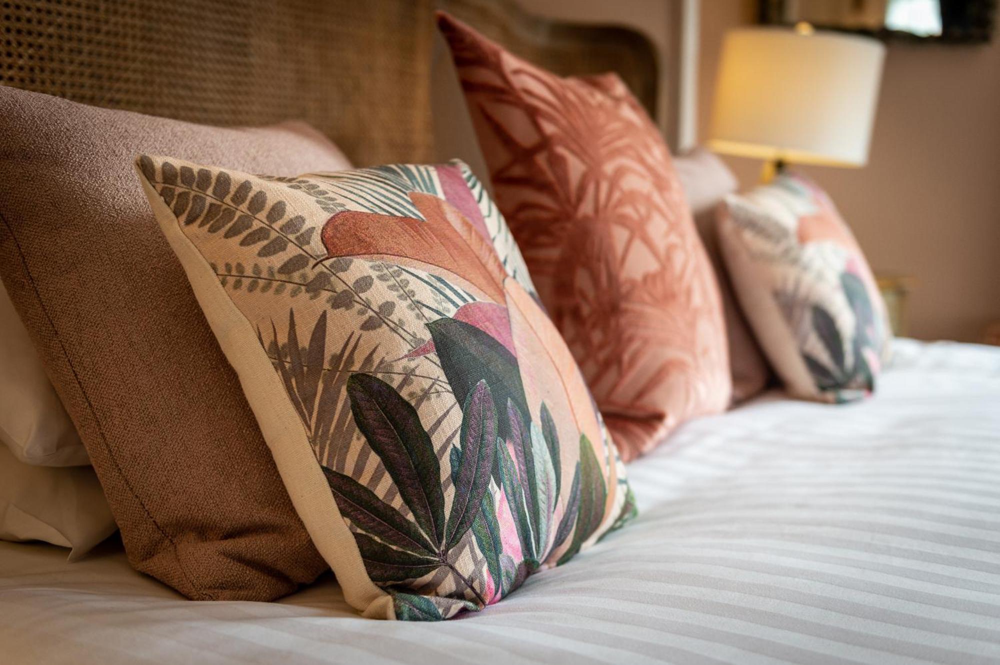 Bed and Breakfast Darwin'S Townhouse Shrewsbury Pokój zdjęcie Cushions on a bed