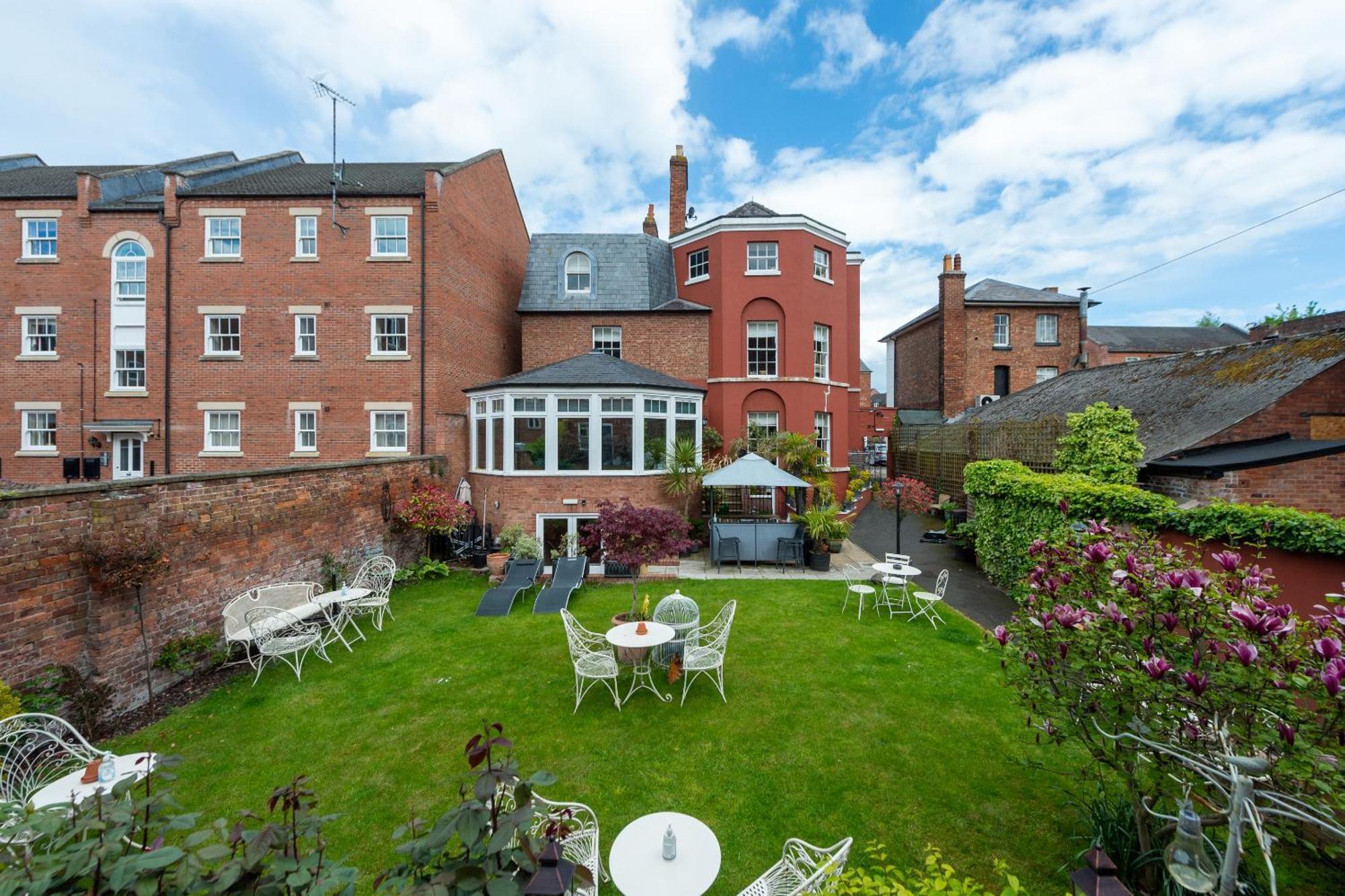 Bed and Breakfast Darwin'S Townhouse Shrewsbury Pokój zdjęcie The garden of the hotel